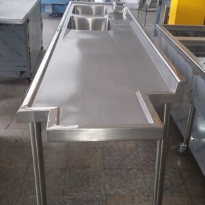 Mesas en acero con diseño especial