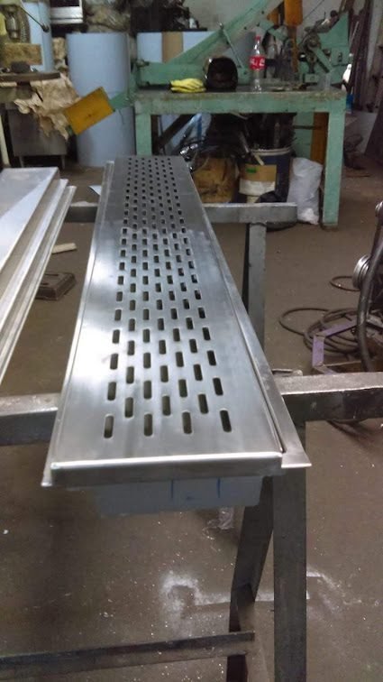 Cárcamo en acero inoxidable con rejilla para piso en Bogotá