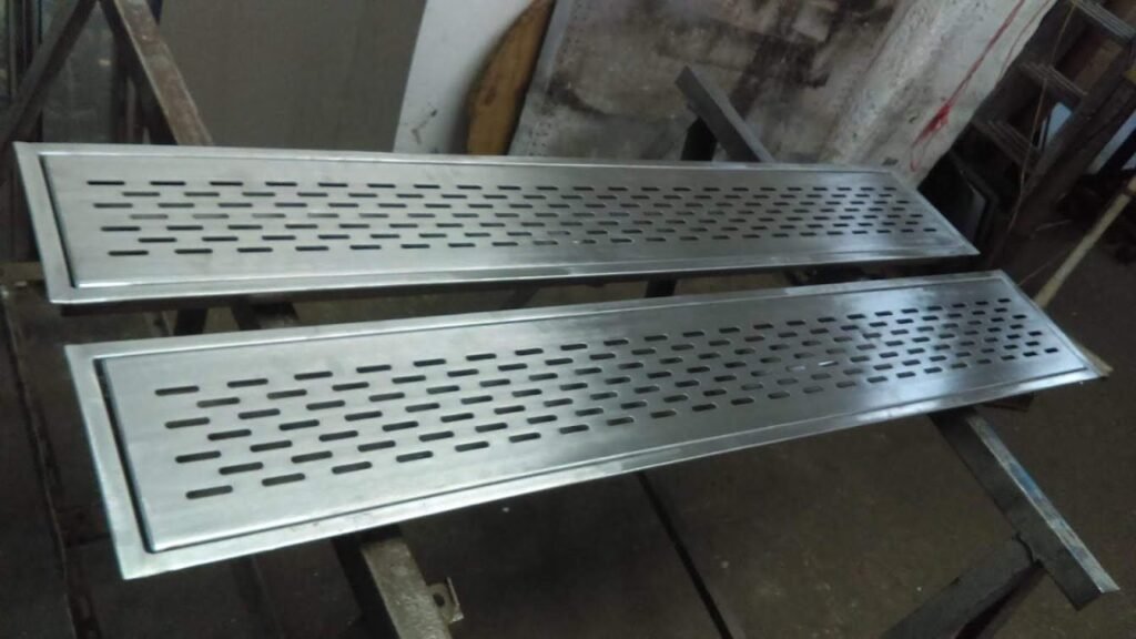 Cárcamo higiénico con rejilla para plantas de alimentos en Bogotá