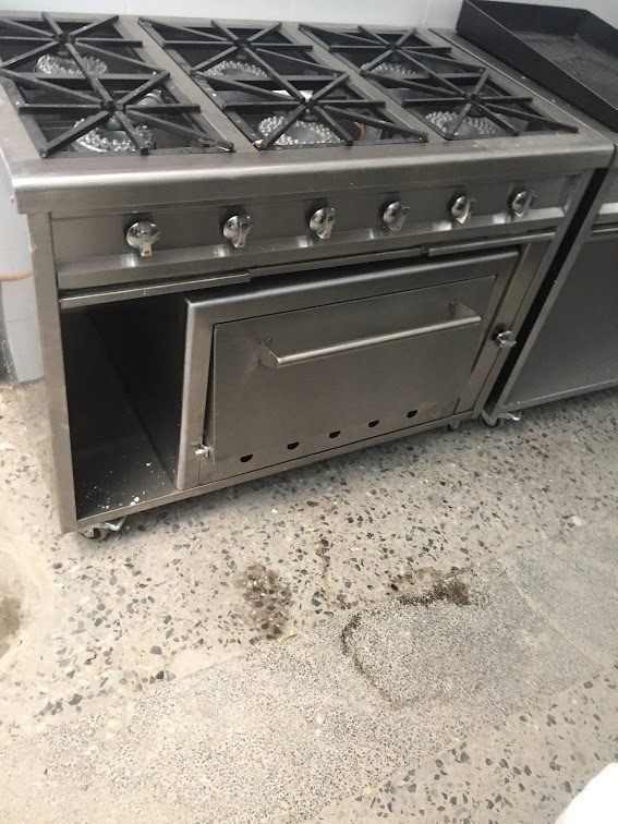 Estufa con horno para preparación de alimentos en cocina industrial en Bogotá