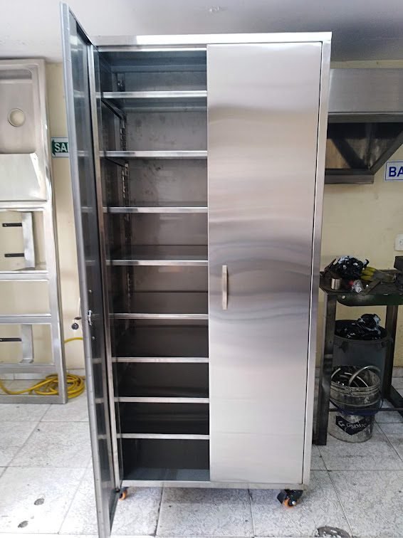 Gabinete profesional en acero inoxidable para cocina industrial en Bogotá